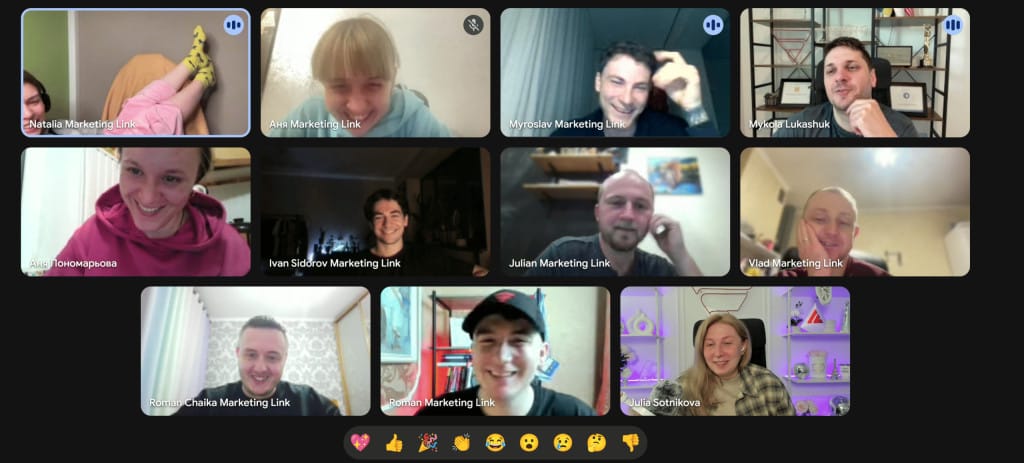 Участники Marketing Link выполняют задания в игре «Дилетанты»