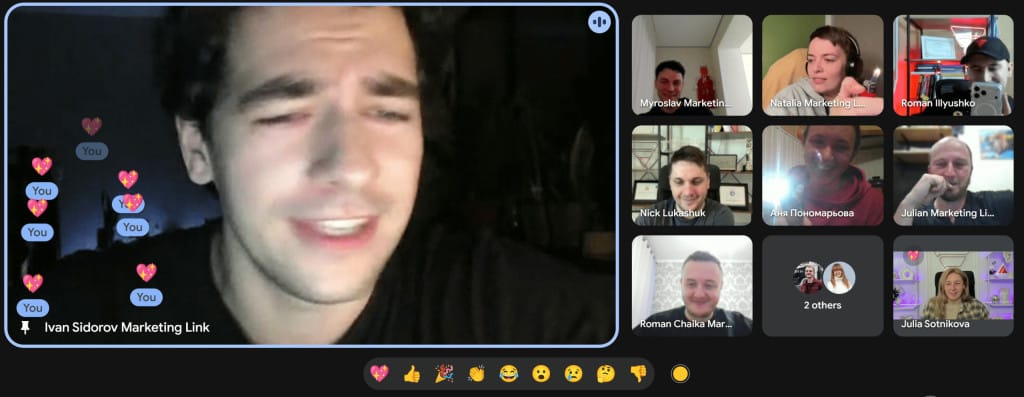 Участник поёт «Золото Карпат» во время игры в офисе