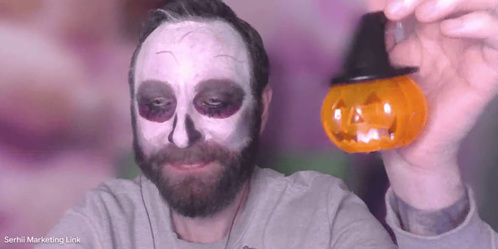 Сергей в костюме Джека с фонариком