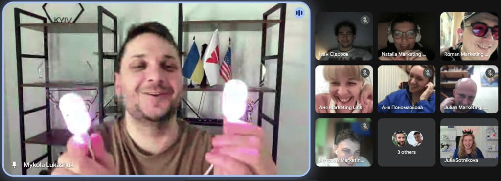 Микола Лукашук із музичним світлом, що мигає під музику