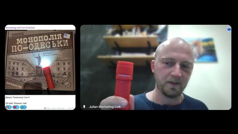 Юліан Аксьонов з ліхтариком та грою «Монополія по-одеськи»