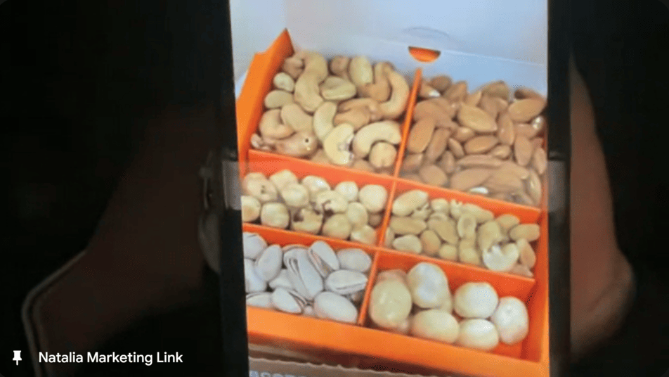 Наталя Мандрикіна з горішками від Таємного Санти