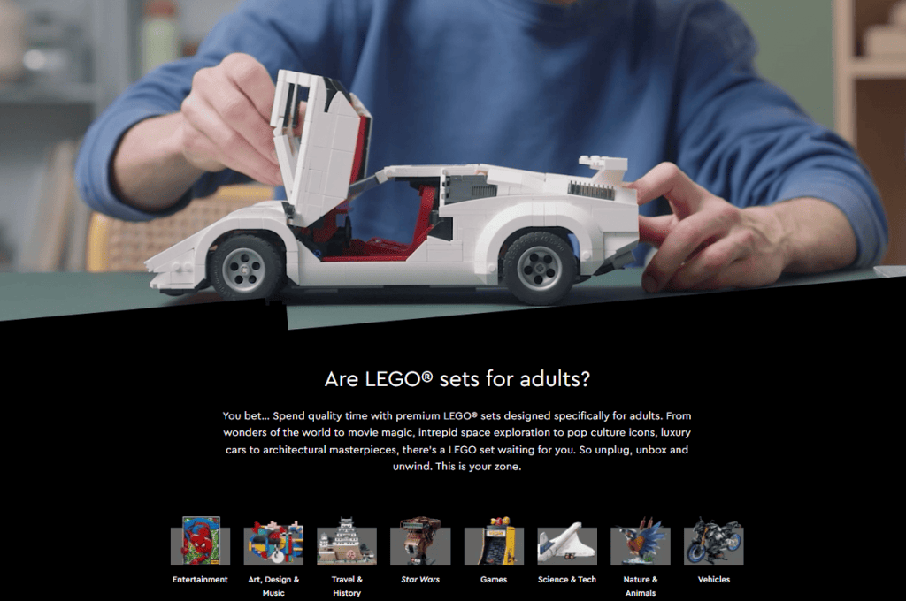 Рука, составляющая спортивную LEGO-машину, с текстом о наборах для взрослых